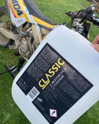 🆕🆙 Náš MOTORCYCLE CLEANER zajistí, aby váš motocykl měl lesk jako nový 😉. . Nečistoty zmizí lusknutím prstu 👍 . Jeden z...