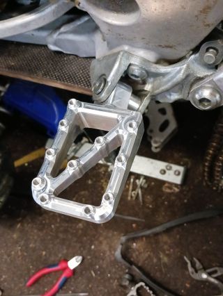 🆕 Děkujeme našim zákazníkům a hlavně kámošům - Honza Král za fotky z instalace stupaček @partsbysweden na jeho Yamaha YZ ....
